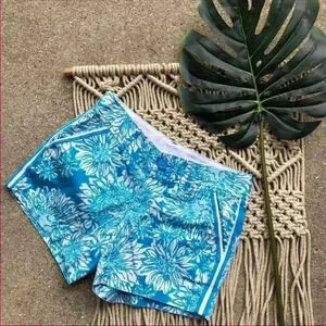 Lilly Pulitzer Blue and White Printed Callahan Shorts Size 000